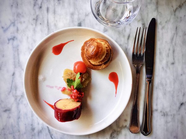 Which UK cruises offer immersive cooking classes or food workshops?