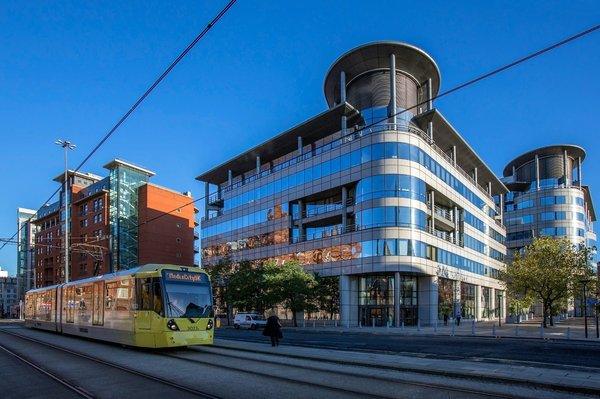 Where can budget travelers experience live music for free in Manchester?